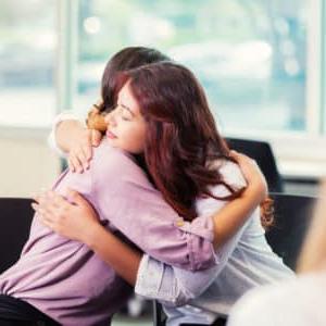 divorce 诉讼 woman hugging counselor image